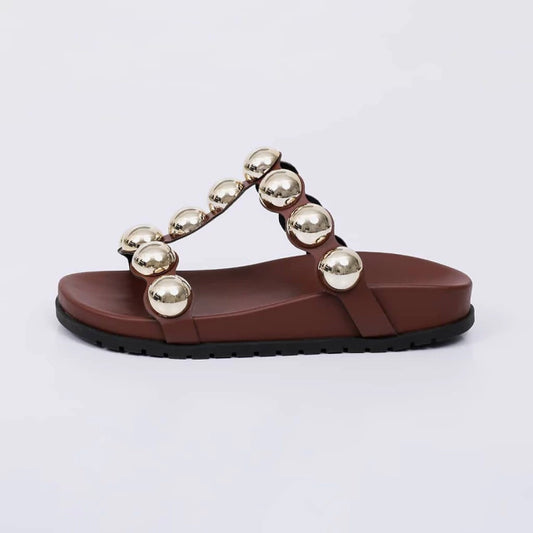 Maya - Papete Feminina Bico Redondo Aplicação em Bolas Marrom