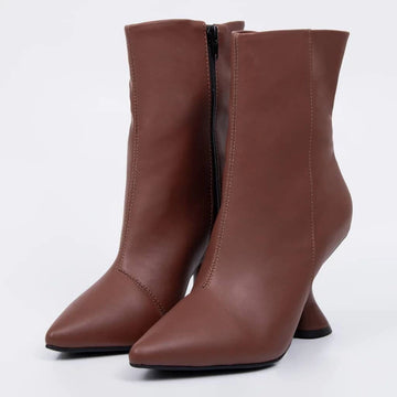 Noa - Bota Feminina Bico Fino Salto Geométrico Marrom