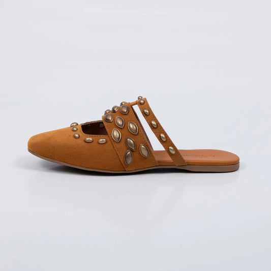 Nilo - Mule Feminina Rasteira Tachas Douradas Caramelo