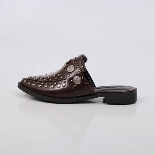 Positano - Mule Feminino Tachas Metálicas Bico Fino Marrom