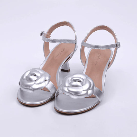 Camélia - Sandália Feminina Bico Redondo Aplicação em Flor Prata