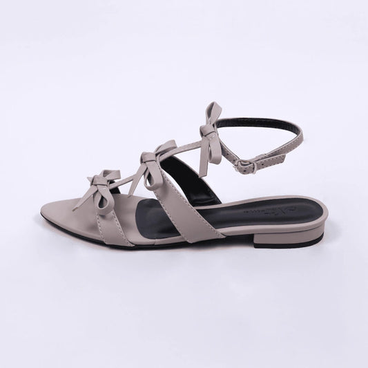 Lynn - Sandália Feminina Rasteira Bico Folha Aplicação em Laço Cinza