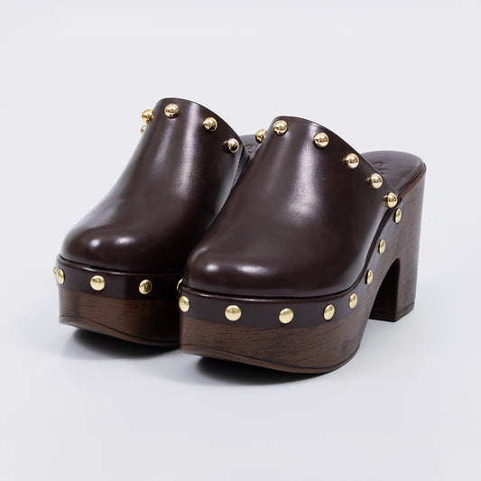 Catrina - Tamanco Feminino Meia Pata Tachas Douradas Marrom