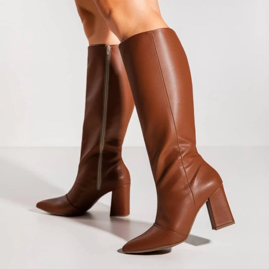 Talita - Bota Feminina Bico Fino Cano Médio Caramelo Liso