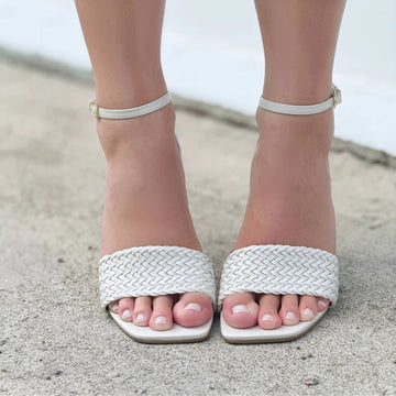 Kora - Sandália Feminina Salto Alto com Tira Trançada Off-white