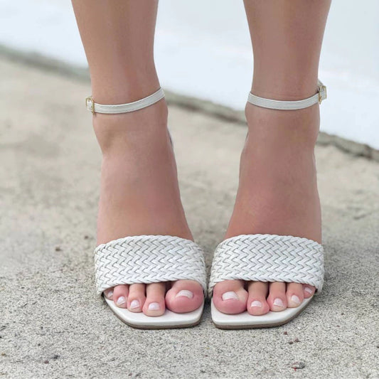 Kora - Sandália Feminina Salto Alto com Tira Trançada Off-white