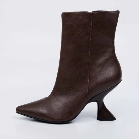 Noa - Bota Feminina Bico Fino Salto Geométrico Marrom Cacau