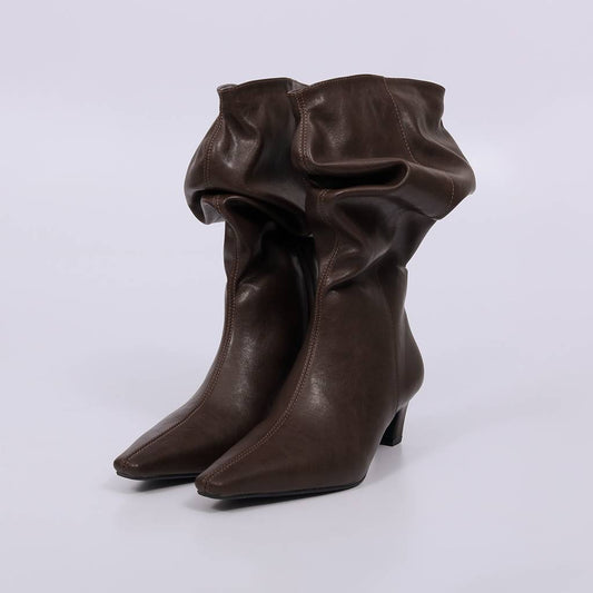 Sofia - Bota Feminina Slouchy Salto Baixo Bico Fino Marrom