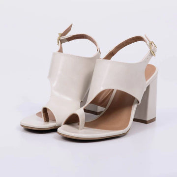 Naomi  - Sandália Feminina Salto Bloco Tira Larga Com Fivela Off White