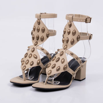 Nairóbi - Sandália Feminina Tachas Douradas Salto Bloco Cinza