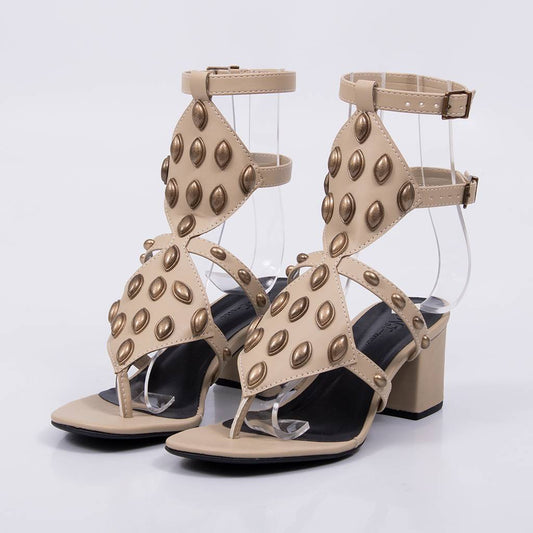 Nairóbi - Sandália Feminina Tachas Douradas Salto Bloco Cinza