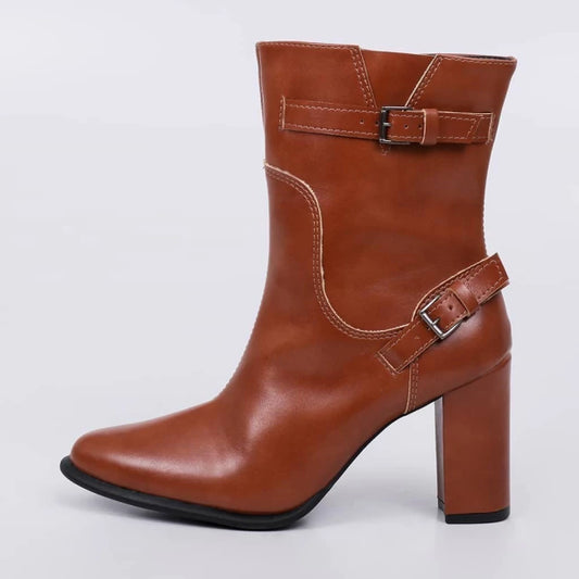 Vegas - Bota Feminina Bico Redondo Salto Grosso com Aplicação Caramelo