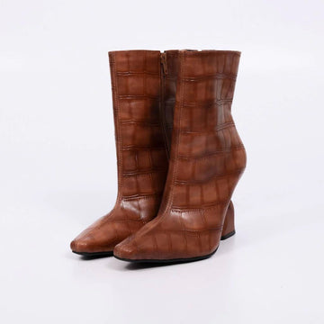 Juliana – Bota Feminina Texturizada Max Croco Salto Escultural Caramelo