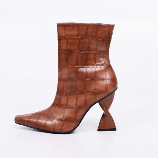 Juliana – Bota Feminina Texturizada Max Croco Salto Escultural Caramelo