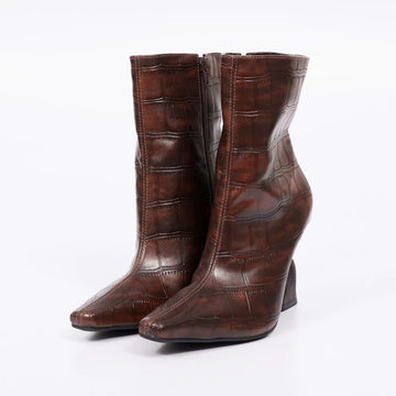 Juliana – Bota Feminina Texturizada Max Croco Salto Escultural Marrom Escuro
