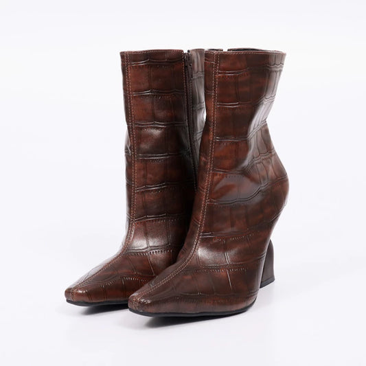Juliana – Bota Feminina Texturizada Max Croco Salto Escultural Marrom Escuro