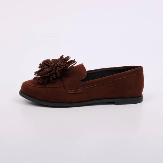 Hana – Mocassim Feminino Camurça Aplicação Floral Marrom Escuro