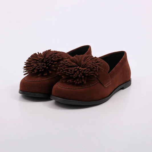 Hana – Mocassim Feminino Camurça Aplicação Floral Marrom Escuro