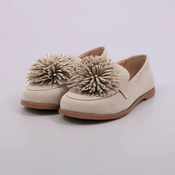 Hana – Mocassim Feminino Camurça Aplicação Floral Off White