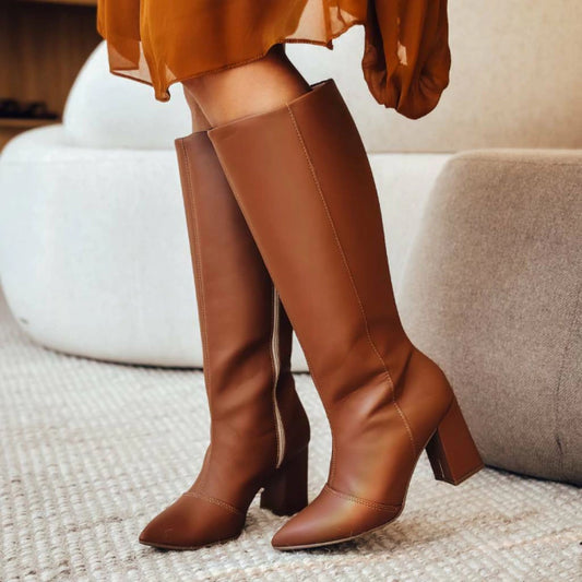 Talita - Bota Feminina Bico Fino Cano Médio Caramelo Liso
